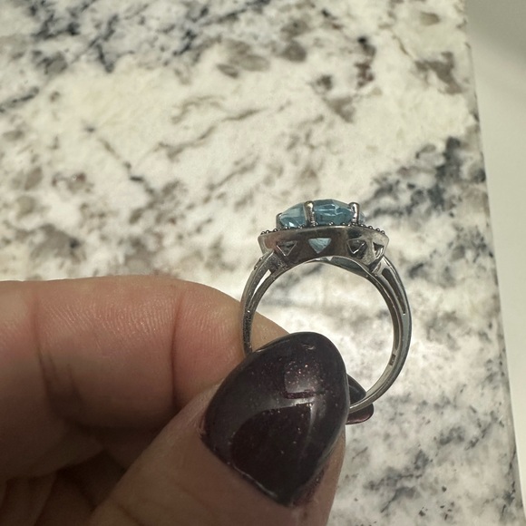 10K white gold Heart shaped ring. - Picture 2 of 4